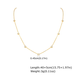 Collier doré en acier inoxydable avec zircons blancs en forme de cœur et mesures précises