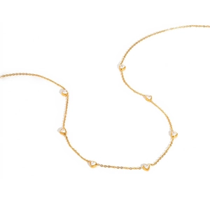 Détail du collier chaîne dorée orné de pierres de zircone cubique blanches en cœur