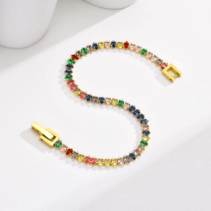 Elegante bracciale dorato con zirconi multicolori taglio marquise su sfondo bianco
