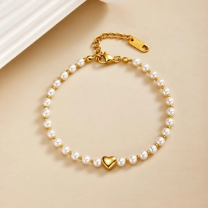 Bracelet élégant en acier doré avec pendentif cœur, perles blanches et chaîne réglable