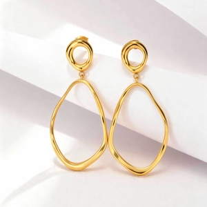 Gros plan de boucles d'oreilles géométriques dorées avec un design minimaliste à double anneau
