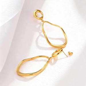 Boucles d'oreilles pendantes géométriques dorées élégantes avec finition polie minimaliste