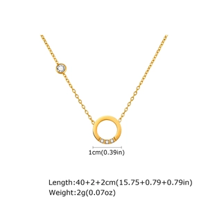 Détail macro du pendentif ovale doré avec oxydes de zirconium et mesures de la chaîne