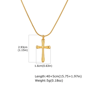 Vue détaillée du pendentif croix en acier doré avec mesures précises affichées