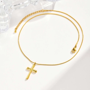 Collier avec pendentif croix plate dorée avec fine chaîne serpent et fermoir homard