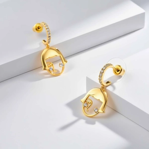 Boucles d'oreilles dorées profil fille avec oxydes de zirconium sur présentoir géométrique