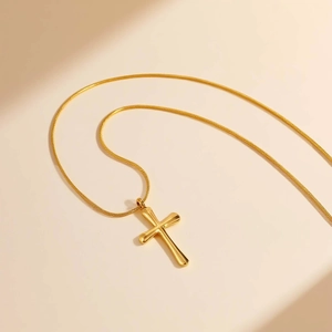 Élégant collier croix en acier inoxydable doré pour femme avec une finition polie et chaîne