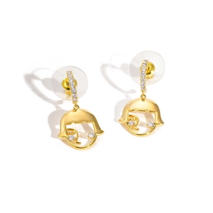 Détail de boucles d'oreilles fille dorées avec zircons étincelants sur fond blanc