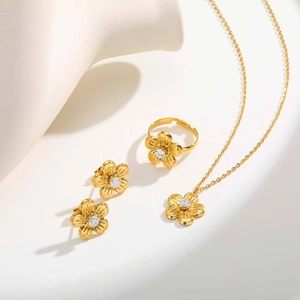 Conjunto de joyas doradas con collar, anillo y pendientes, diseño de flores y circonitas