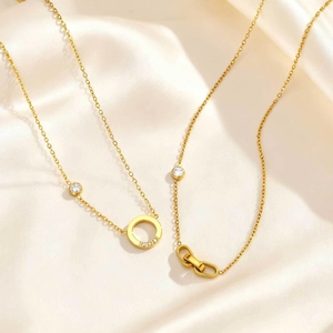 Collier doré en acier inoxydable à maillons ovales géométriques et zircons étincelants