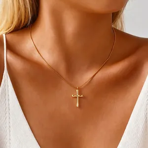 Collier croix en acier inoxydable doré poli pour femme avec chaîne plate minimaliste
