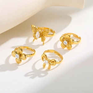 Primer plano de anillos ajustables bañados en oro de 18K con circonitas y mariposas