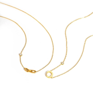 Collier minimaliste en acier inoxydable doré avec anneaux ovales et accents de zircon