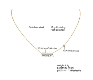 Détail du collier en acier inoxydable doré avec barre rectangulaire et zircone AAA