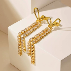 Eleganti orecchini a fiocco dorati con lunghe nappe e pietre di zircone scintillanti