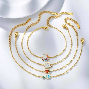 Detalle de cuatro pulseras de acero inoxidable con dijes de unicornio, elefante y peces