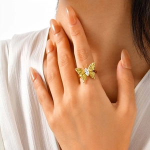 Detalle macro de un anillo de mariposa dorado vintage con una gema brillante engastada
