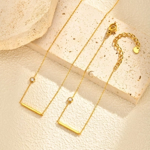 Collier et Bracelet avec Pendentif Barre en Acier Inoxydable et Zirconia Minimaliste Bijoux Géométriques Plaqués Or pour Femme