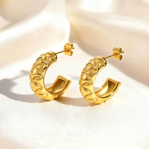 Orecchini a Cerchio a Forma di C in Acciaio Inossidabile Trapuntato Vintage per Donna Placcato Oro Trama a Rombi Gioielli di Moda