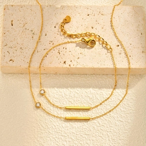 Collier en acier doré avec pendentif barre rectangulaire et zircon sur pierre