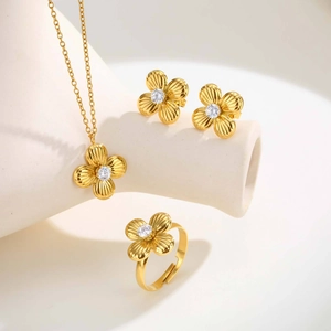 Conjunto de joyas de trébol en acero dorado con collar, pendientes y anillo de circón