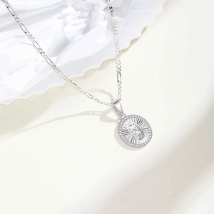 Détail du collier chaîne Figaro argenté avec pendentif ovale Vierge Marie et zircons