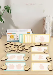 Macro di pezzi in legno del gioco delle dita con carte didattiche per abilità motorie