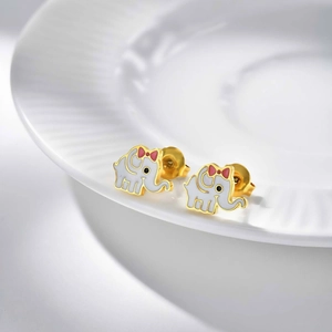 Primer plano de pendientes de elefante dorado con esmalte blanco y lazo rosa