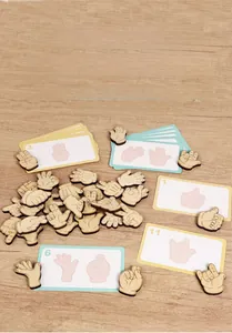 Vista dettagliata del puzzle in legno a forma di mano con carte didattiche abbinate