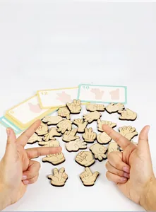 Dettaglio dei blocchi in legno a forma di mani con carte per coordinazione oculomanuale