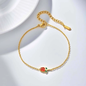 Vista macro de pulsera dorada con colgante de tulipa esmaltada y cierre de mosquetón detalle