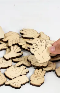Dettaglio dei blocchi in legno a forma di mani per l'allenamento della coordinazione bimbi
