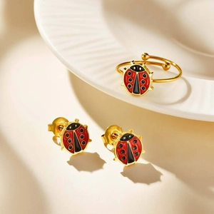 Lindo conjunto de joyas de mariquita con anillo dorado ajustable y pendientes de botón