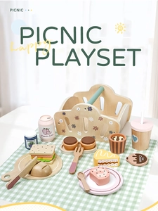 Vue détaillée d'un ensemble de pique-nique en bois avec panier et aliments jouets