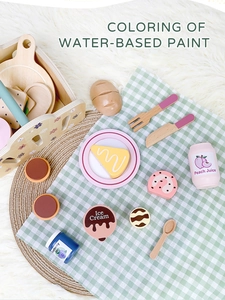 Vue détaillée d'un ensemble de pique-nique en bois avec gâteaux, glaces et accessoires