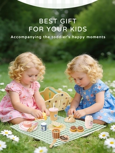 Set de pique-nique en bois pour enfants avec aliments de jeu sur l'herbe