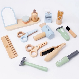 Set parrucchiere giocattolo in legno con 13 accessori color pastello su sfondo bianco
