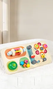 Dettaglio della tavola attività in legno con elementi rotanti e perline per bambini