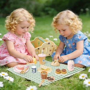 Panier de pique-nique en bois pour enfants avec faux aliments sur l'herbe