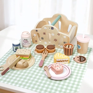 Panier de pique-nique en bois pour enfants avec faux aliments sur nappe à carreaux