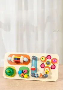 Dettaglio della tavola montessoriana in legno con perline colorate e cursori per bambini