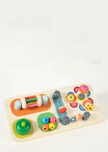 Dettaglio della busy board in legno con spinner, perline e rulli sensoriali