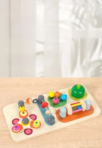 Dettaglio della busy board in legno con spinner e perle per lo sviluppo motorio dei bimbi