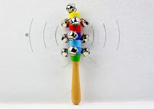 Dettaglio del sonaglio arcobaleno in legno con impugnatura ergonomica e dieci campanelli