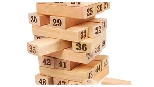 Détail macro des blocs de construction en bois naturel avec chiffres noirs imprimés