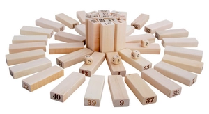 Détail des blocs en bois naturel numérotés et dés pour jeu de tour à empiler