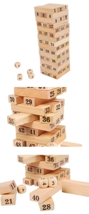 Vue détaillée des blocs à empiler en bois naturel avec numéros 1-48 et jeu de dés
