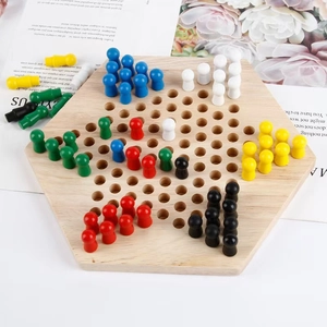 Klassisches Halma-Spiel aus Holz mit sechseckigem Brett und bunten Spielfiguren