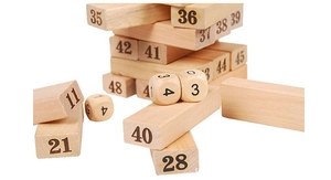 Détail macro des blocs en bois naturel avec chiffres pour le jeu de construction