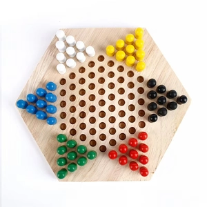 Klassisches Halma-Spiel aus Holz mit bunten Stiften auf einem sechseckigen Sternbrett